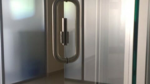алюминиевая дверь